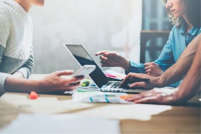 Profissional de assessoria fiscal cumprindo obrigações acessórias para empresas